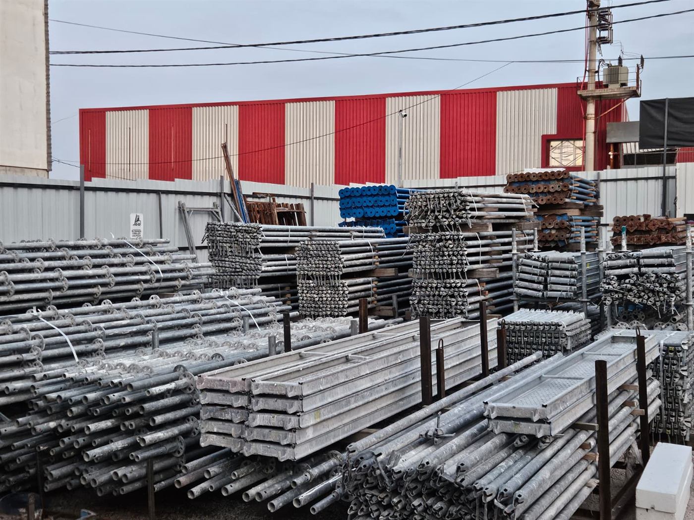 İskele malzemeleri stok sahası