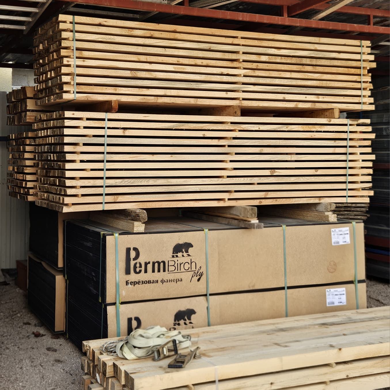 İnşaat kerestesi ve plywood stoğu