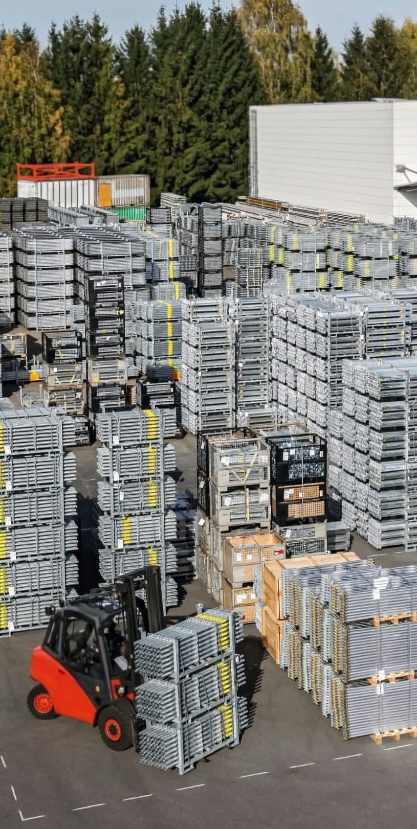 İskele malzemeleri stok sahası ve forklift